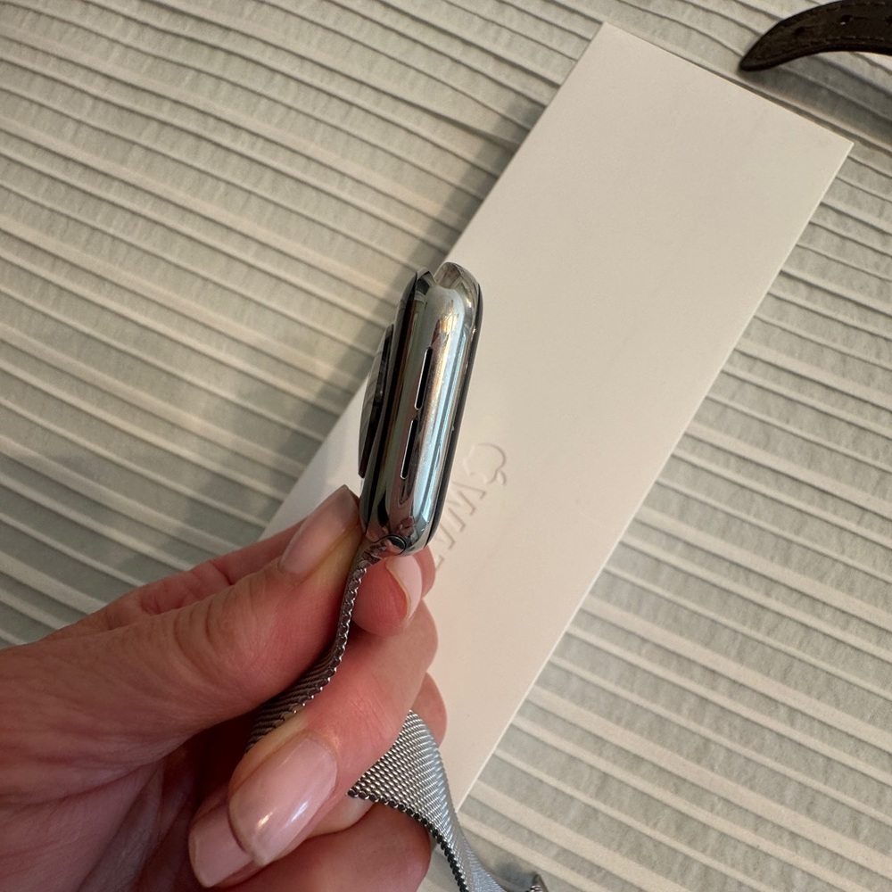 Apple Watch Stainless steel 6 series with cellular and gps. W/ Milanese loop - Picture 10 of 15